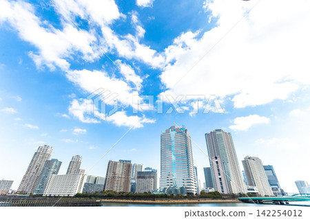 周圍林立著辦公大樓和高層公寓。 周圍林立著辦公大樓和高層公寓。 142254012