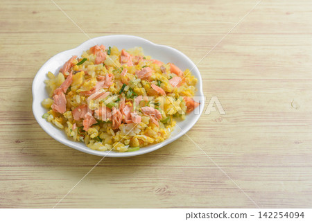 三文魚炒飯 三文魚炒飯 142254094