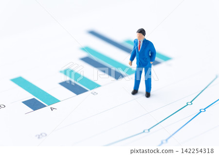 Businessman and graph 142254318