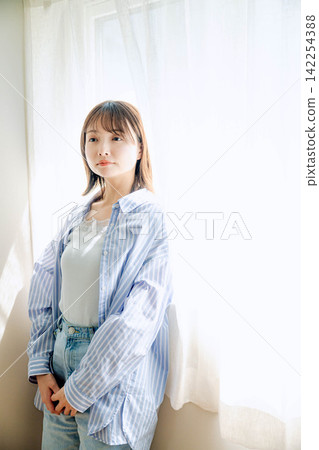 一位年輕女性的室內生活方式 一位年輕女性的室內生活方式 142254388