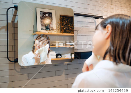 The daily life of a young woman who spends time indoors The daily life of a young woman who spends time indoors 142254439