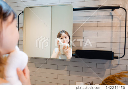 女性在浴室裡的生活方式 女性在浴室裡的生活方式 142254450