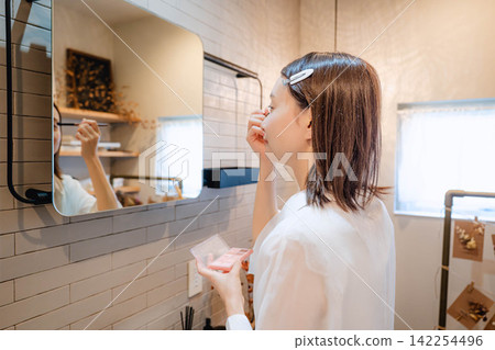 Stylish young woman's indoor lifestyle Stylish young woman's indoor lifestyle 142254496