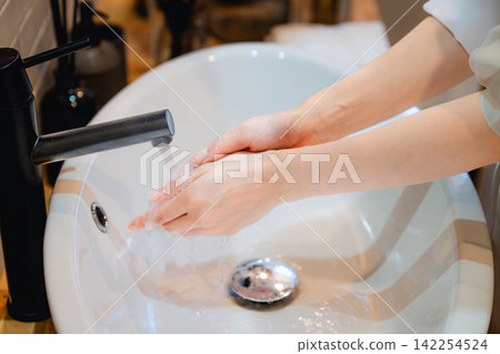 The hands of a woman who uses her hands for housework The hands of a woman who uses her hands for housework 142254524