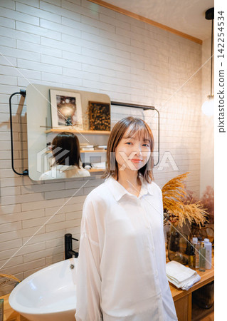 喜歡展現美麗與笑容的女性 喜歡展現美麗與笑容的女性 142254534