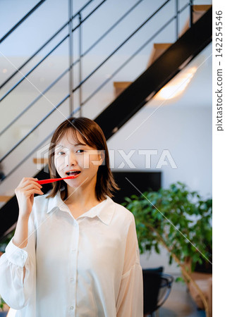 時尚年輕女性的微笑生活方式 時尚年輕女性的微笑生活方式 142254546