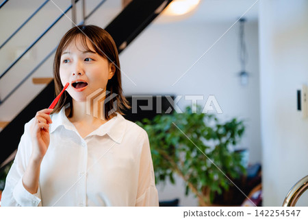 一位年輕女子在室內微笑的日常生活 142254547