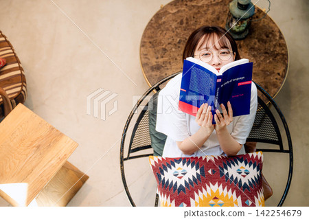 在室內看書的女人 在室內看書的女人 142254679