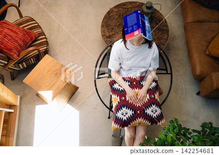 一位二十多歲的女性在室內放鬆的典型一天。 一位二十多歲的女性在室內放鬆的典型一天。 142254681