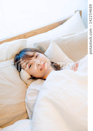 一位女子在臥室里安然入睡。 一位女子在臥室里安然入睡。 142254689