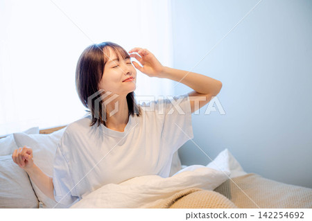 一位二十多歲的女性在房間裡消磨時間 142254692