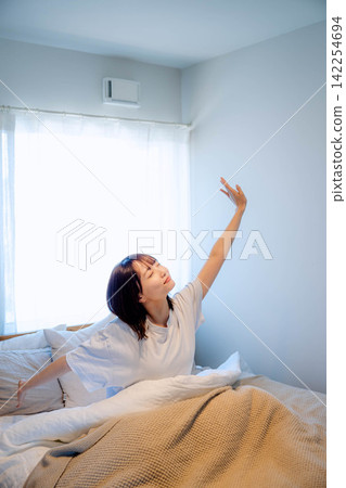 一個醒著的女人在床上 一個醒著的女人在床上 142254694