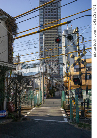 東京都電有軌電車線路穿過東京市中心重建區域,靠近東池袋四丁目站的平交道。 東京都電有軌電車線路穿過東京市中心重建區域,靠近東池袋四丁目站的平交道。 142255471
