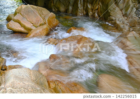 卡基索爾山谷:一條美麗的溪流在岩石間流淌。 卡基索爾山谷:一條美麗的溪流在岩石間流淌。 142256015