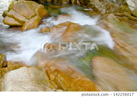 Kakisore Valley: A beautiful stream flowing between rocks. 142256017