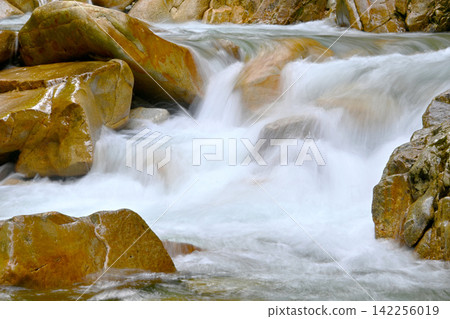 卡基索爾山谷:一條美麗的溪流在岩石間流淌。 卡基索爾山谷:一條美麗的溪流在岩石間流淌。 142256019
