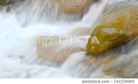 卡基索爾山谷:一條美麗的溪流在岩石間流淌。 卡基索爾山谷:一條美麗的溪流在岩石間流淌。 142256065