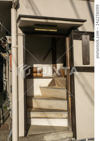 公寓大樓裡的木製樓梯和信箱 公寓大樓裡的木製樓梯和信箱 142256089