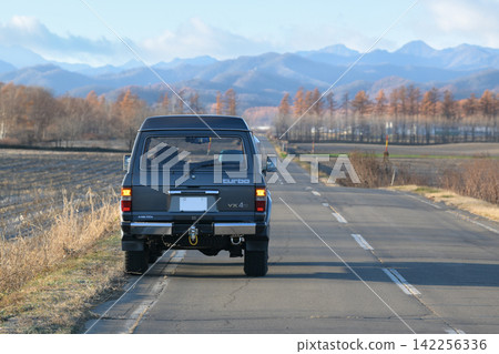 深秋的山巒與汽車 深秋的山巒與汽車 142256336