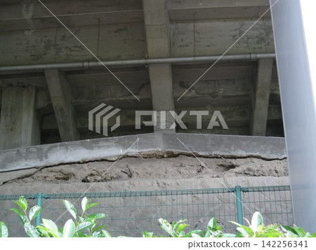 廣島市立體育場關閉前:外野看台後方的結構部件已損壞。 廣島市立體育場關閉前:外野看台後方的結構部件已損壞。 142256341