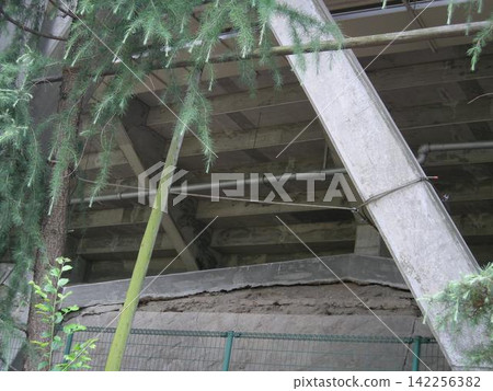 廣島市立體育場關閉前,外野看台後方的破敗狀況。 廣島市立體育場關閉前,外野看台後方的破敗狀況。 142256382