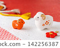 New Year's card material for the Year of the Sheep | Figurine of a mother and baby sheep in red and white 142256387