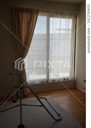 Bedroom window and linen curtains / Nursing bed, home interior, two-family home Bedroom window and linen curtains / Nursing bed, home interior, two-family home 142256403