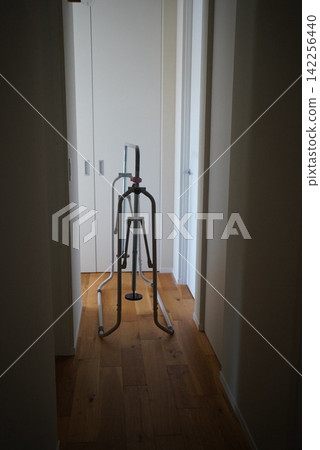 White walls and wooden wall details / Residential interior renovation Interior materials and horizontal bar White walls and wooden wall details / Residential interior renovation Interior materials and horizontal bar 142256440