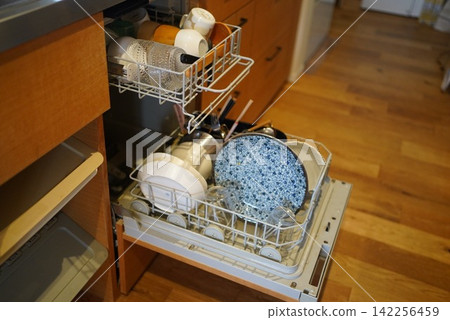 Front-opening dishwasher and wood-grain kitchen / Home interior, built-in dishwasher Front-opening dishwasher and wood-grain kitchen / Home interior, built-in dishwasher 142256459
