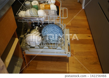 Front-opening dishwasher and wood-grain kitchen / Home interior, built-in dishwasher Front-opening dishwasher and wood-grain kitchen / Home interior, built-in dishwasher 142256466