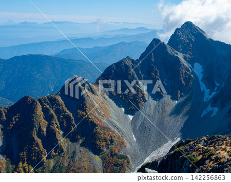 長野縣的前穗高山，遠處可見富士山和南阿爾卑斯山脈。 142256863