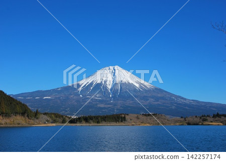 Lake Tanuki and "Mount Fuji" in Fujinomiya City, Shizuoka Prefecture Lake Tanuki and "Mount Fuji" in Fujinomiya City, Shizuoka Prefecture 142257174