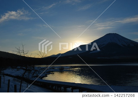 日落時的富士山,位於山梨縣山中市平野湖畔附近,下午4點11分 日落時的富士山,位於山梨縣山中市平野湖畔附近,下午4點11分 142257208