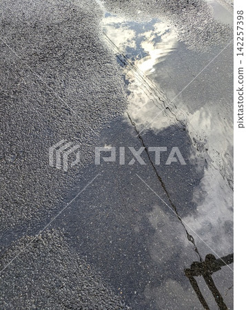 雨後的水坑和瀝青 雨後的水坑和瀝青 142257398