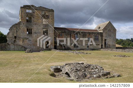 Helmsley Castle in North Yorkshire in the northeast of England Helmsley Castle in North Yorkshire in the northeast of England 142257809