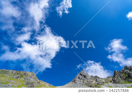 【山景】初秋時節從矢澤冰鬥眺望的矢嶽山【長野縣】 【山景】初秋時節從矢澤冰鬥眺望的矢嶽山【長野縣】 142257886