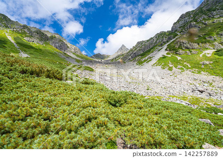 [Mountain Scenery] Mt. Yarigatake in early autumn as seen from Yarizawa Cirque [Nagano Prefecture] 142257889