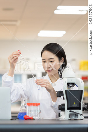Research Image: A woman working in a research lab. Photography cooperation: Denpa Gakuen Tokyo Electronics College. Research Image: A woman working in a research lab. Photography cooperation: Denpa Gakuen Tokyo Electronics College. 142257908