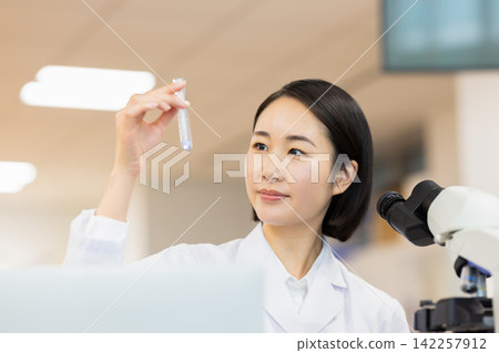 研究圖片：一位女性在研究實驗室工作。攝影合作：東京電子電波學園大學。 142257912