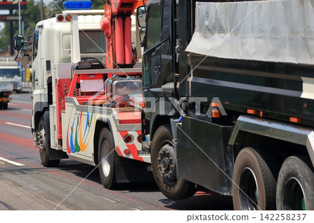 Large tow truck Large tow truck 142258237