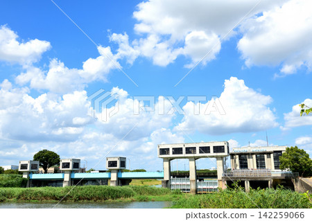 夏日的天空遼闊無垠,籠罩著佐手市的貢多恩水庫。 夏日的天空遼闊無垠,籠罩著佐手市的貢多恩水庫。 142259066