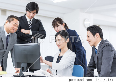在辦公室工作的商務團隊。工作、工作場所、團隊合作、管理、人力資源、公司、支持、團結 在辦公室工作的商務團隊。工作、工作場所、團隊合作、管理、人力資源、公司、支持、團結 142259134