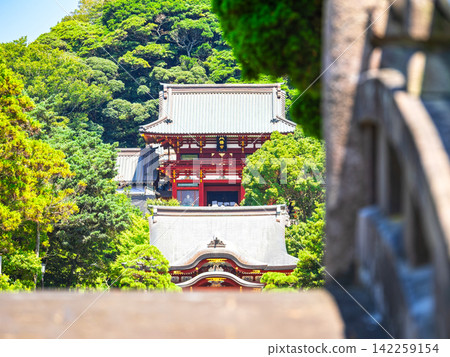 Summer in Kamakura: Tsurugaoka Hachimangu Shrine, the dance hall and main shrine seen across the Taikobashi Bridge. Summer in Kamakura: Tsurugaoka Hachimangu Shrine, the dance hall and main shrine seen across the Taikobashi Bridge. 142259154