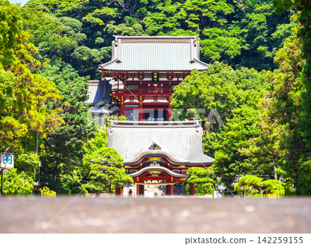 Summer in Kamakura: Tsurugaoka Hachimangu Shrine, the dance hall and main shrine seen across the Taikobashi Bridge. Summer in Kamakura: Tsurugaoka Hachimangu Shrine, the dance hall and main shrine seen across the Taikobashi Bridge. 142259155