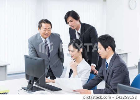 在辦公室工作的業務團隊 在辦公室工作的業務團隊 142259158