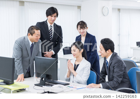 在辦公室工作的業務團隊 在辦公室工作的業務團隊 142259163