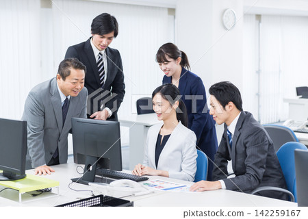 在辦公室工作的業務團隊 在辦公室工作的業務團隊 142259167
