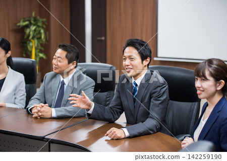 一群商務人士開會 142259190