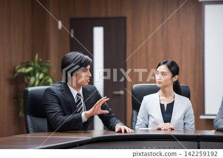 group of business people meeting 142259192