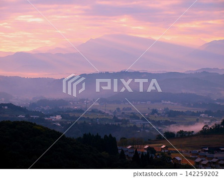 The dawn over the Echigo countryside and Yamamotoyama Plateau, enveloped in morning light and mist. 142259202